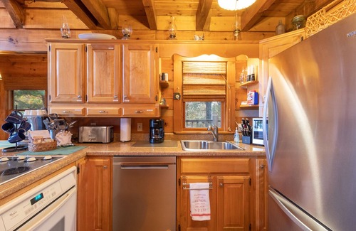 Gatlinburg - Pigeon Forge Cabin | Luxury Rustic Wood Cabin Breathtaking Mountain View’s HotTub, Fast WiFi, POOL