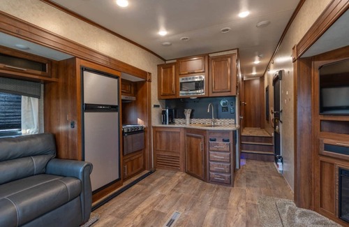 Stanton House | Luxury RV Retreat with Full Amenities – Serene Wooded Stay near Red River Gorge