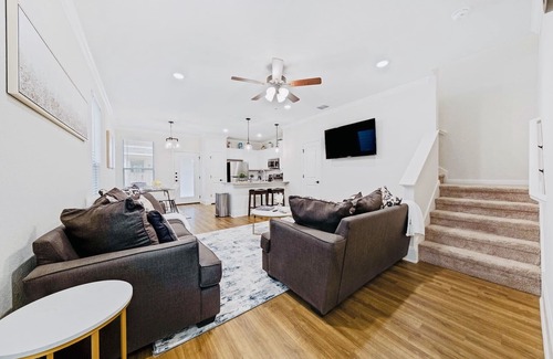 West San Antonio House | Luxury San Antonio Townhome By Sea World/SixFlag/Lackland AFB