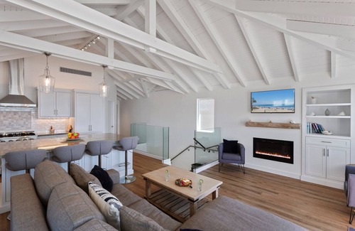 Carpinteria House | Luxury Sandcastle Beachfront! Sleeps 8 - Walk Everywhere!