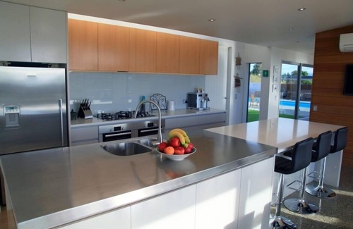 Tasman House | Luxury Seaside Vineyard Home