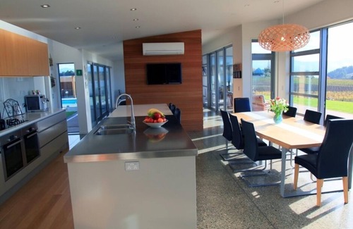 Tasman House | Luxury Seaside Vineyard Home