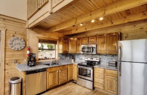 Sevierville Cabin | Luxury Secluded 1 bd+loft Cabin ! WiFi! Sony PlayStation! 11min to Parkway!