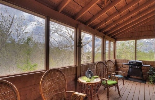Sevierville Cabin | Luxury Secluded 1 bd+loft Cabin ! WiFi! Sony PlayStation! 11min to Parkway!
