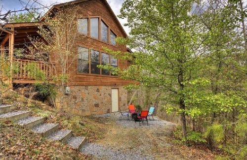 Sevierville Cabin | Luxury Secluded 1 bd+loft Cabin ! WiFi! Sony PlayStation! 11min to Parkway!