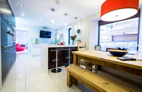 Newquay City Centre House | Luxury Self Catering House with Hot Tub short walk to beaches and town