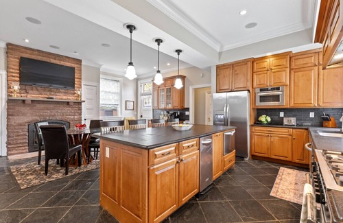 East Avenue House | Luxury * Seven Chandelier * Mansion