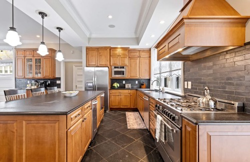East Avenue House | Luxury * Seven Chandelier * Mansion