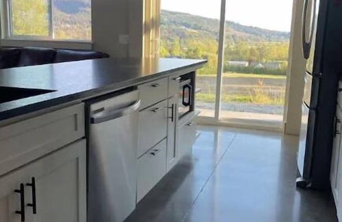 Mount Vernon Apartment | Luxury shome, views above Skagit Valley- EV charge