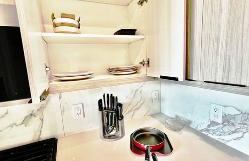 North Buckhead Condo | Luxury Skyrise Penthouse w/Rooftop Deck & Pool ✨