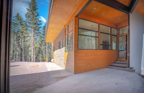 Angel Fire Cabin | Luxury Slopeside Mountain Top Retreat in Angel Fire with WiFi
