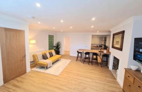 Margate Apartment | Luxury, Spacious 3 Bedroom, Beachfront Apt with Parking & Courtyard - Shoreside