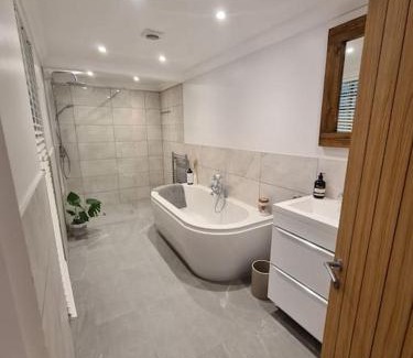 Margate Apartment | Luxury, Spacious 3 Bedroom, Beachfront Apt with Parking & Courtyard - Shoreside