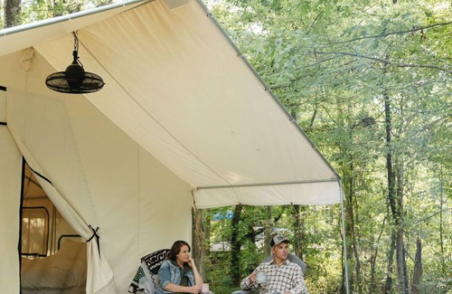 Delta RV Rental | Luxury Spacious Glamping, Lake View, Grill, Pool, Pet Friendly, Swim