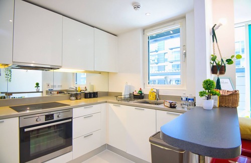 Botwell Apartment | Luxury spacious home near airport