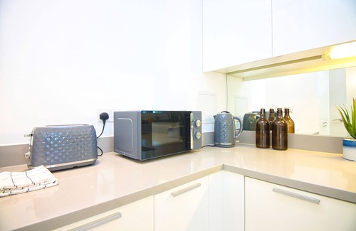 Botwell Apartment | Luxury spacious home near airport