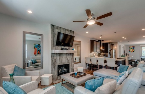 North Nashville House | Luxury Spacious Home 2mi to Broadway -Backyard-Outdoor Dining-Firepit & Grill