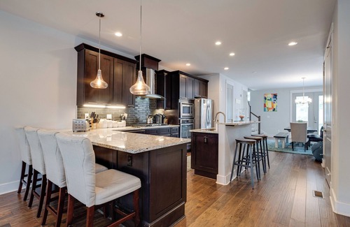 North Nashville House | Luxury Spacious Home 2mi to Broadway -Backyard-Outdoor Dining-Firepit & Grill