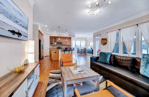 Clegg House | Luxury Spacious Research Triangle ranch - Garage Backyard Sunroom!15 min to RDU