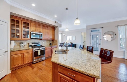 Clegg House | Luxury Spacious Research Triangle ranch - Garage Backyard Sunroom!15 min to RDU