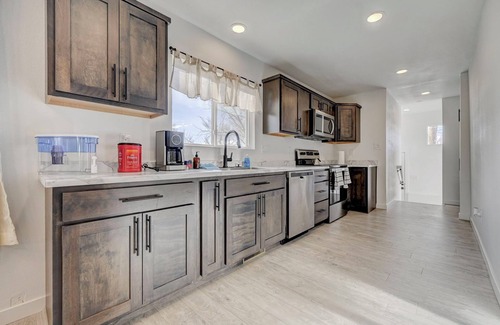 Pueblo House | Luxury & Spacious w Huge Garage