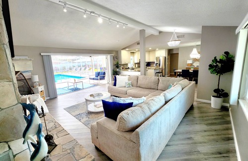 Sarasota House | Luxury Sports Vacation Pool House-Downtown Sarasota-Pickleball/Volley/Basketball