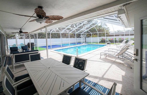 Sarasota House | Luxury Sports Vacation Pool House-Downtown Sarasota-Pickleball/Volley/Basketball