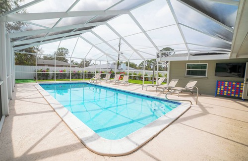 Sarasota House | Luxury Sports Vacation Pool House-Downtown Sarasota-Pickleball/Volley/Basketball