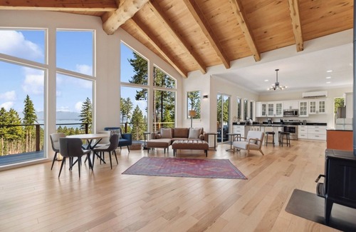 Lakeside House | Luxury Stay, Breathtaking Views, Central Location