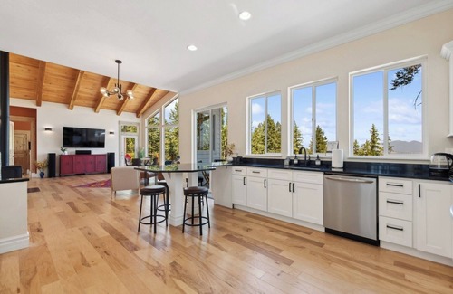Lakeside House | Luxury Stay, Breathtaking Views, Central Location