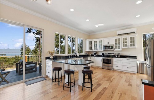 Lakeside House | Luxury Stay, Breathtaking Views, Central Location