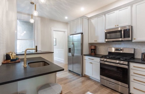 Mount Auburn House | Luxury stay in a 3-bedroom townhome in Cincinnati, OH