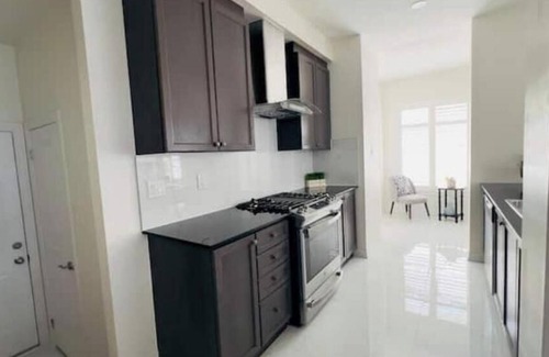 Brampton House | Luxury Stay in Brampton: 3 Private Rooms 3 Beds