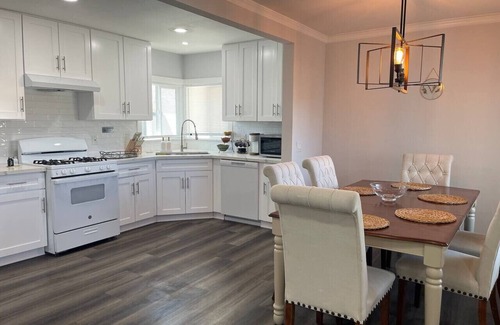 Lancaster House | Luxury Stay Near Poppy Fields, Aerospace & Antelope Valley