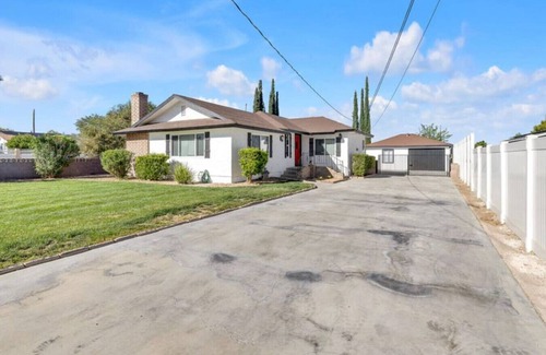 Lancaster House | Luxury Stay Near Poppy Fields, Aerospace & Antelope Valley