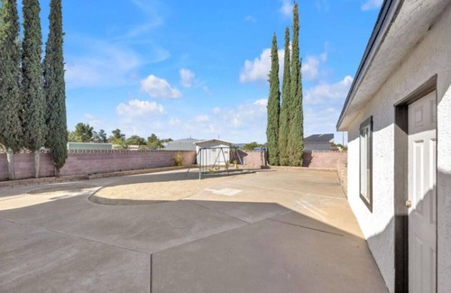 Lancaster House | Luxury Stay Near Poppy Fields, Aerospace & Antelope Valley