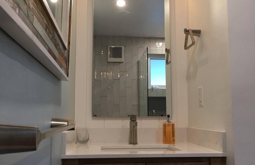 Amazon Apartment | Luxury Studio 3 blocks to UofO, King Bed