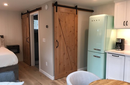 Amazon Apartment | Luxury Studio 3 blocks to UofO, King Bed
