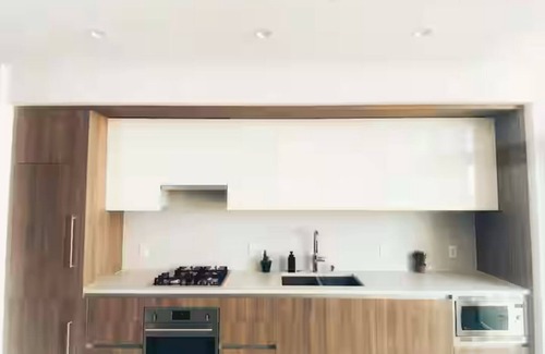 Vernon Apartment | Luxury Studio in Downtown Los Angeles, 5 mins walk to Crypto center and LA Live.