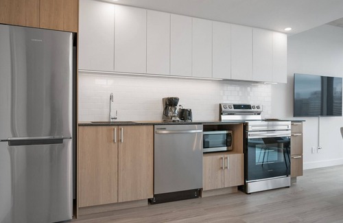 Milton Park Apartment | Luxury Studio in Heart of MTL 807 | Metro access
