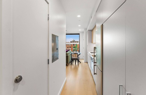 D Street - West Broadway Apartment | Luxury Studio Next to Broadway 3331
