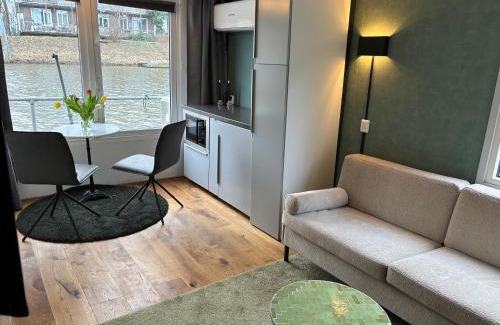Oostelijke Eilanden en Kadijken Bed & Breakfast | Luxury studio on Robs houseboat special for couples