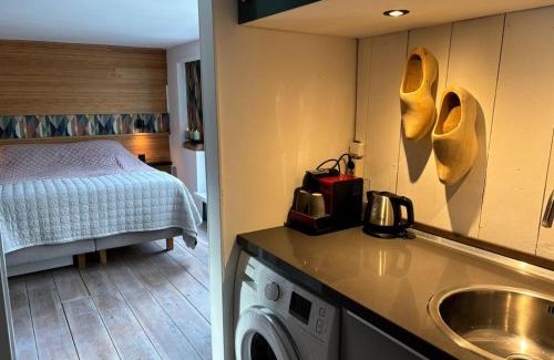 Oostelijke Eilanden en Kadijken Bed & Breakfast | Luxury studio on Robs houseboat special for couples