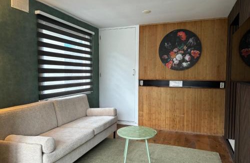 Oostelijke Eilanden en Kadijken Bed & Breakfast | Luxury studio on Robs houseboat special for couples