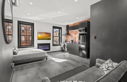 Melrose Condo | Luxury Studio, Stadium District, Broad Street Line