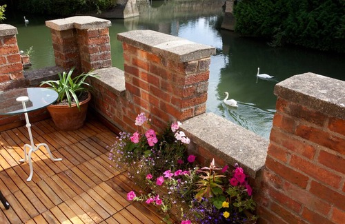 Oxford City Centre Apartment | Luxury Studio with balcony over the River Thames in historic centre of Oxford