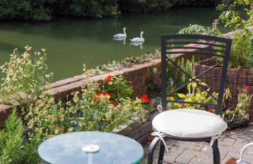 Oxford City Centre Apartment | Luxury Studio with balcony over the River Thames in historic centre of Oxford