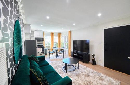 Hollywood Hills West Apartment | Luxury Stylish Apt On Sunset Blvd Sleeps 6