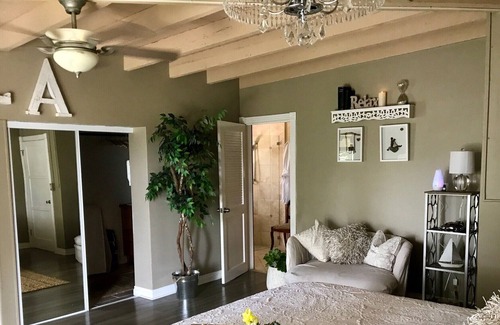 Malibu House | Luxury Suite In A Mountain Hilltop Retreat ~ Lush Garden Oasis ~ Sunset Hot Tub!