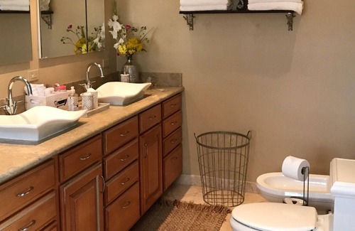 Malibu House | Luxury Suite In A Mountain Hilltop Retreat ~ Lush Garden Oasis ~ Sunset Hot Tub!